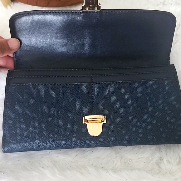 Authentic Michael Kors Wallet - Picture 4 of 6